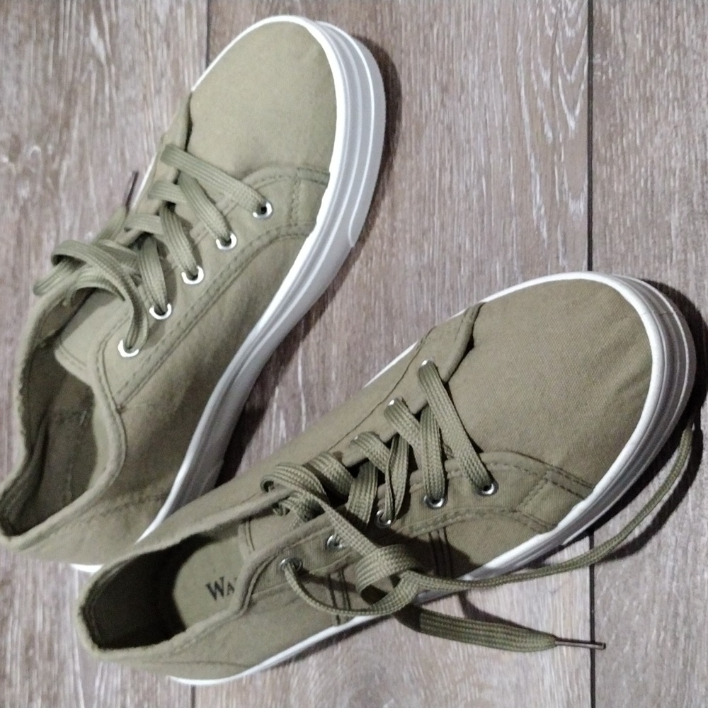 Wanted green cotton sneakers. Size 8